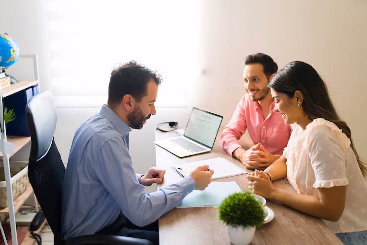 es tu viaje reserva joven planeando vacaciones punto firmar acuerdo compra agente viajes 662251 2163